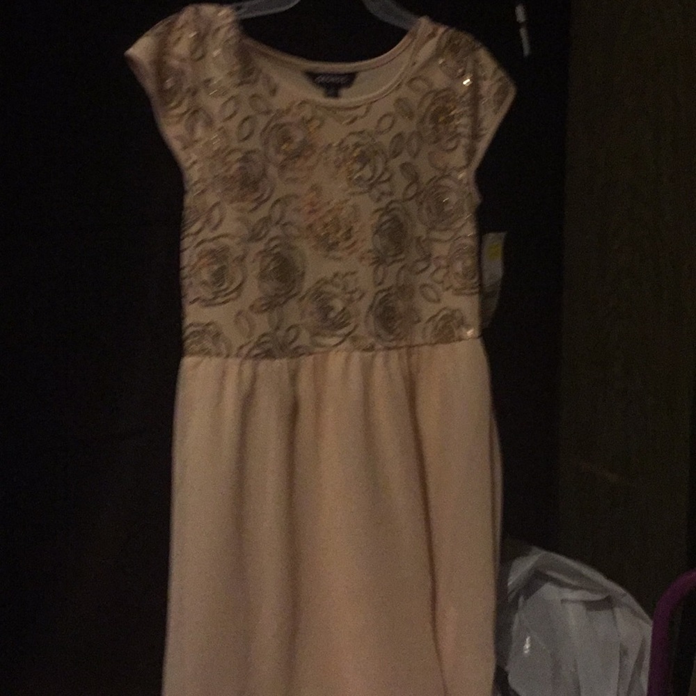 I am selling a dress I never weared before.